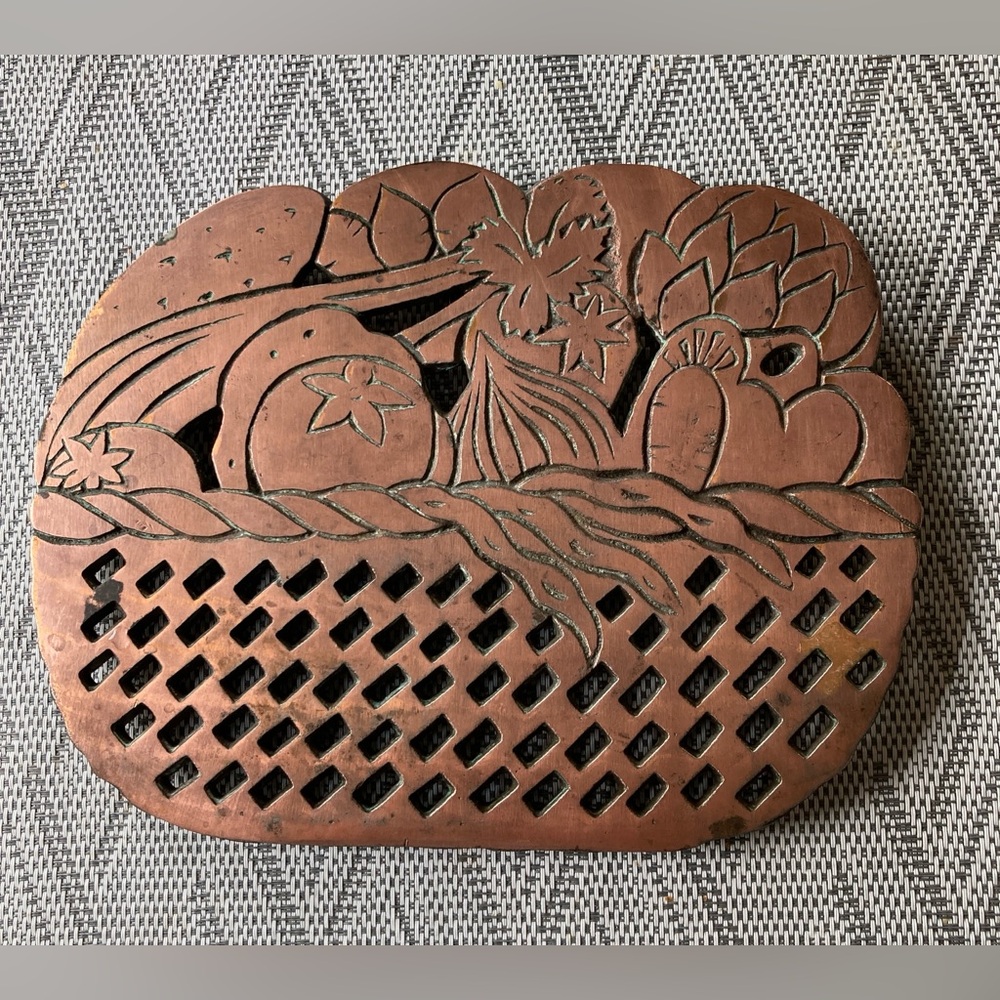 Vintage  Himark 1983 Vegetables Woven Basket Metal Footed Wall Hanging Heavy 2lb